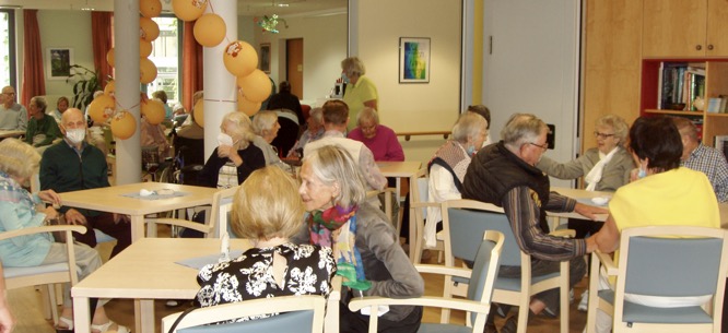 Speisesaal mit vielen älteren Menschen