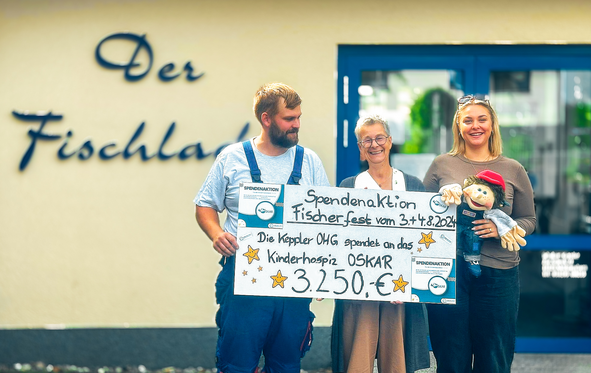 Übergabe des Spendenschecks mit der Summe 3250 Euro