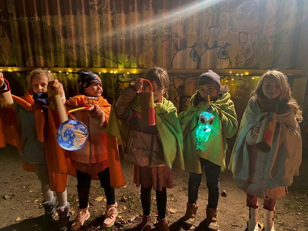 Gruppenfoto Kinder mit Laternen im Dunkeln