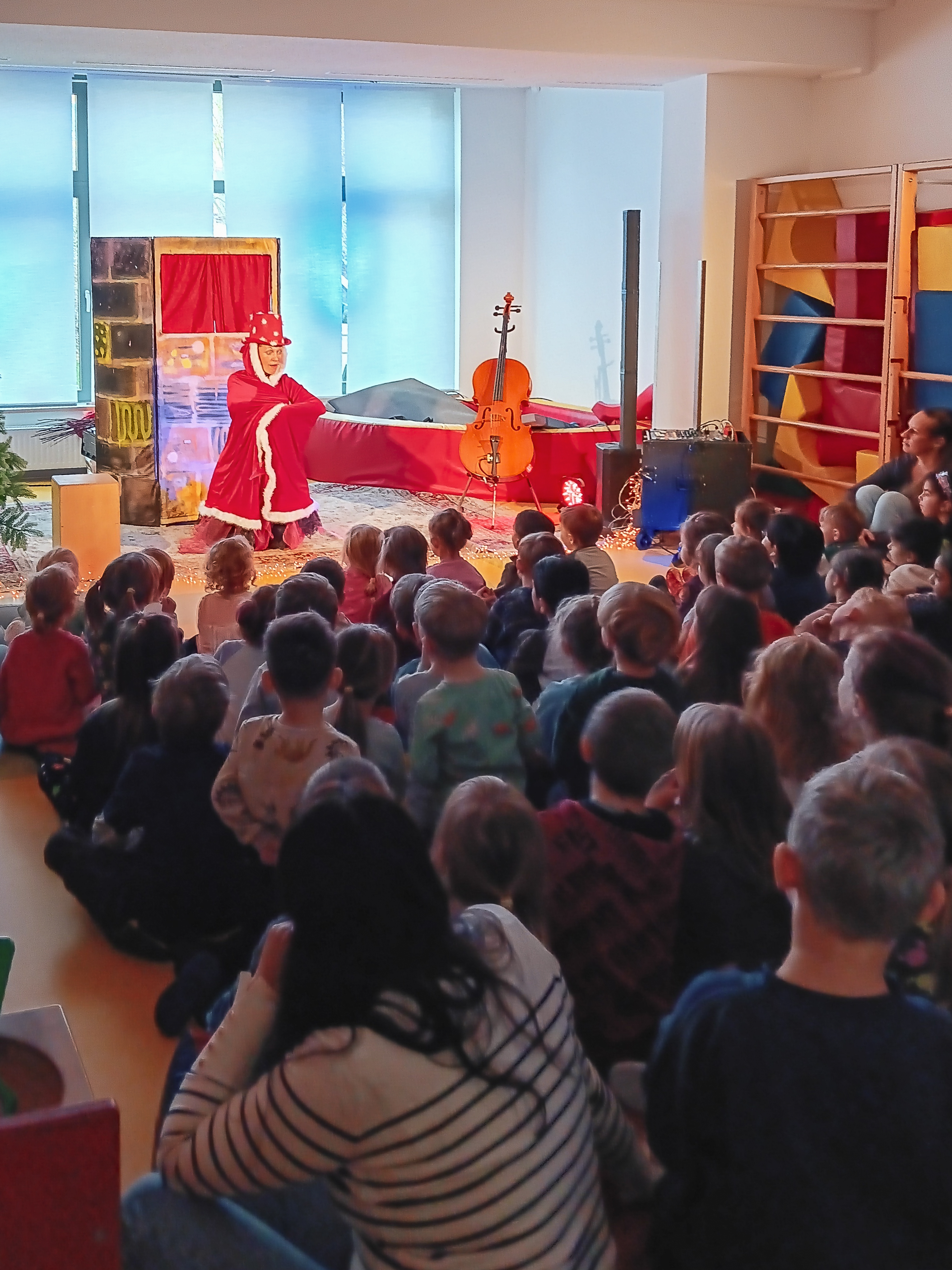 Märchentante von Theater Pheobus vor begeistertetem Kinderpublikum der Kita Am Wäldchen