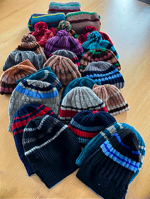 Gespendete selbstgestrickte Mützen für Rostocker Obdachlose