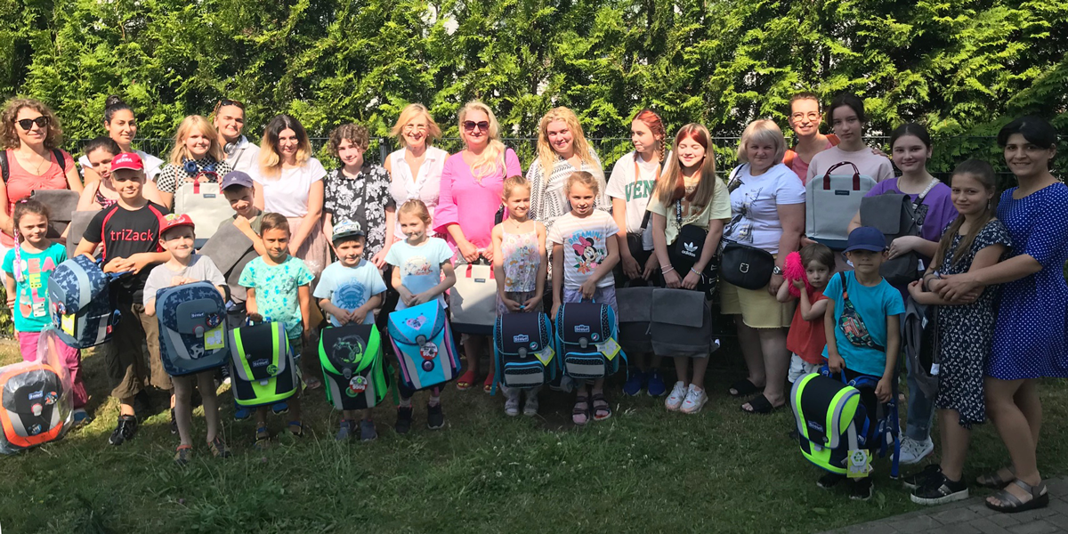 Gruppenfoto Kinder mit neuen Schulranzen